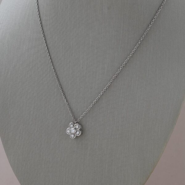 Collar oro blanco con diamantes en forma de flor