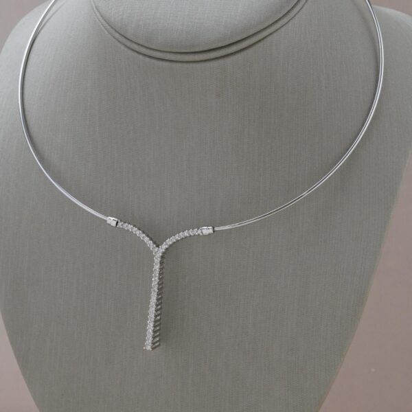 collar rigido de oro blanco con diamantes