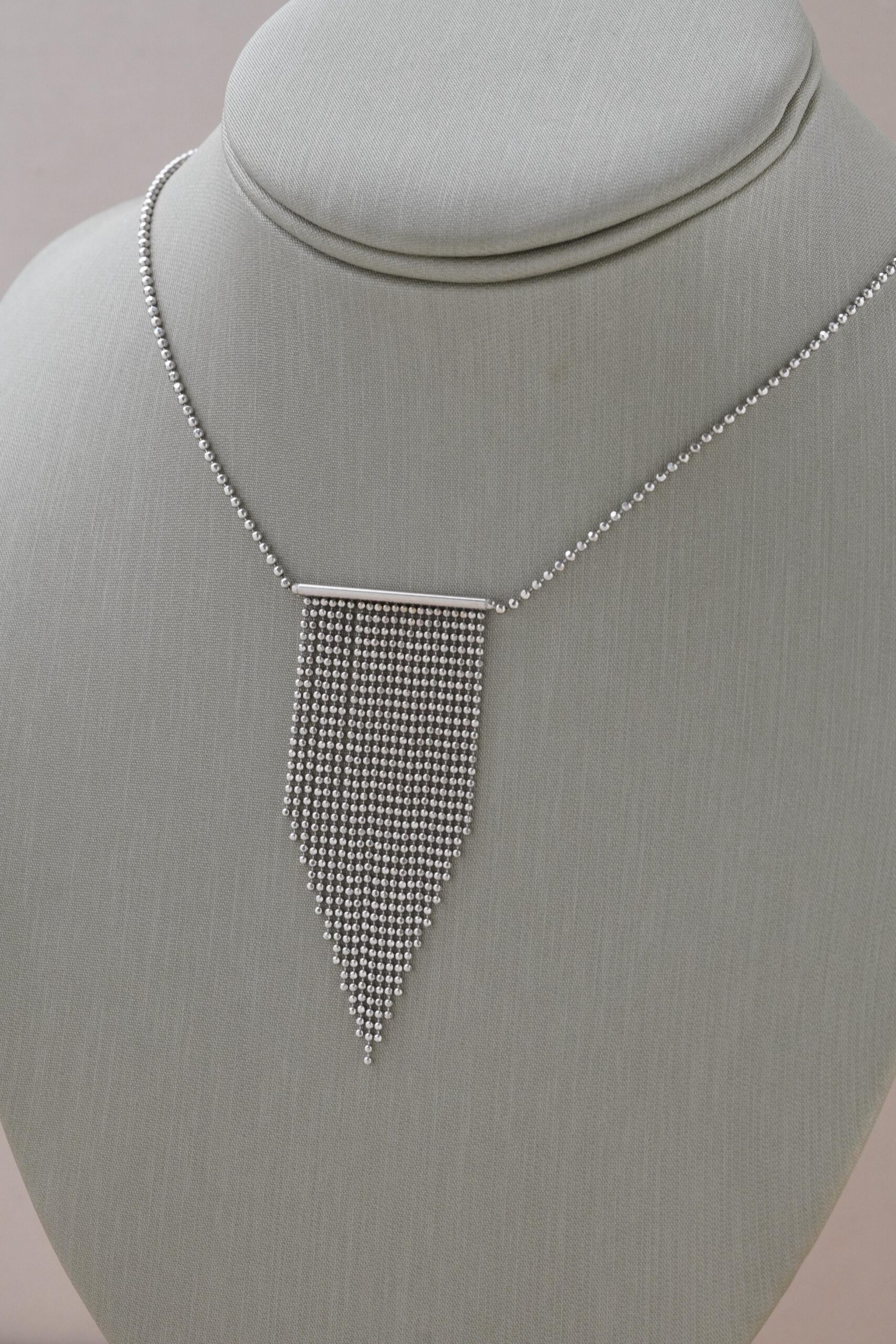 collar cascada de oro blanco 18k