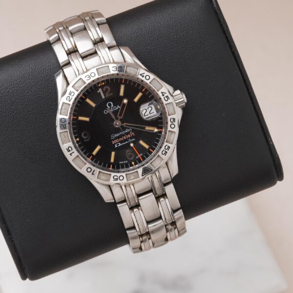 Omega Seamaster con fondo negro