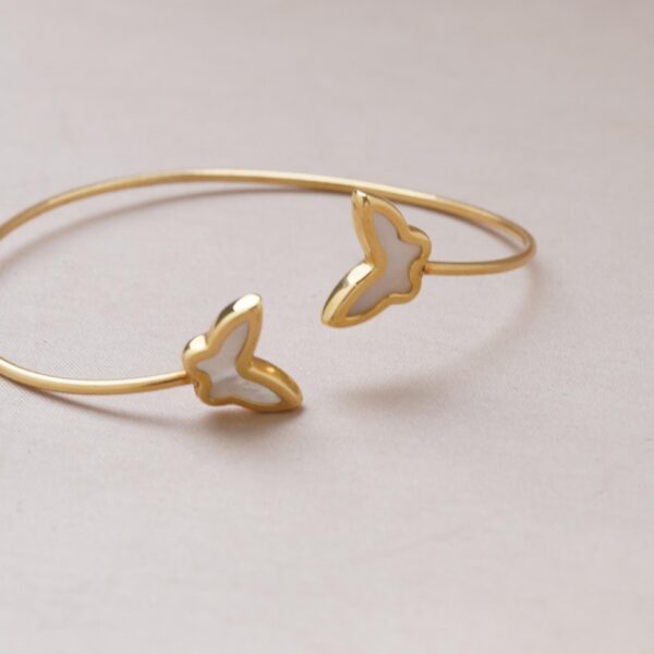 Pulsera rigida de mariposa madre perla