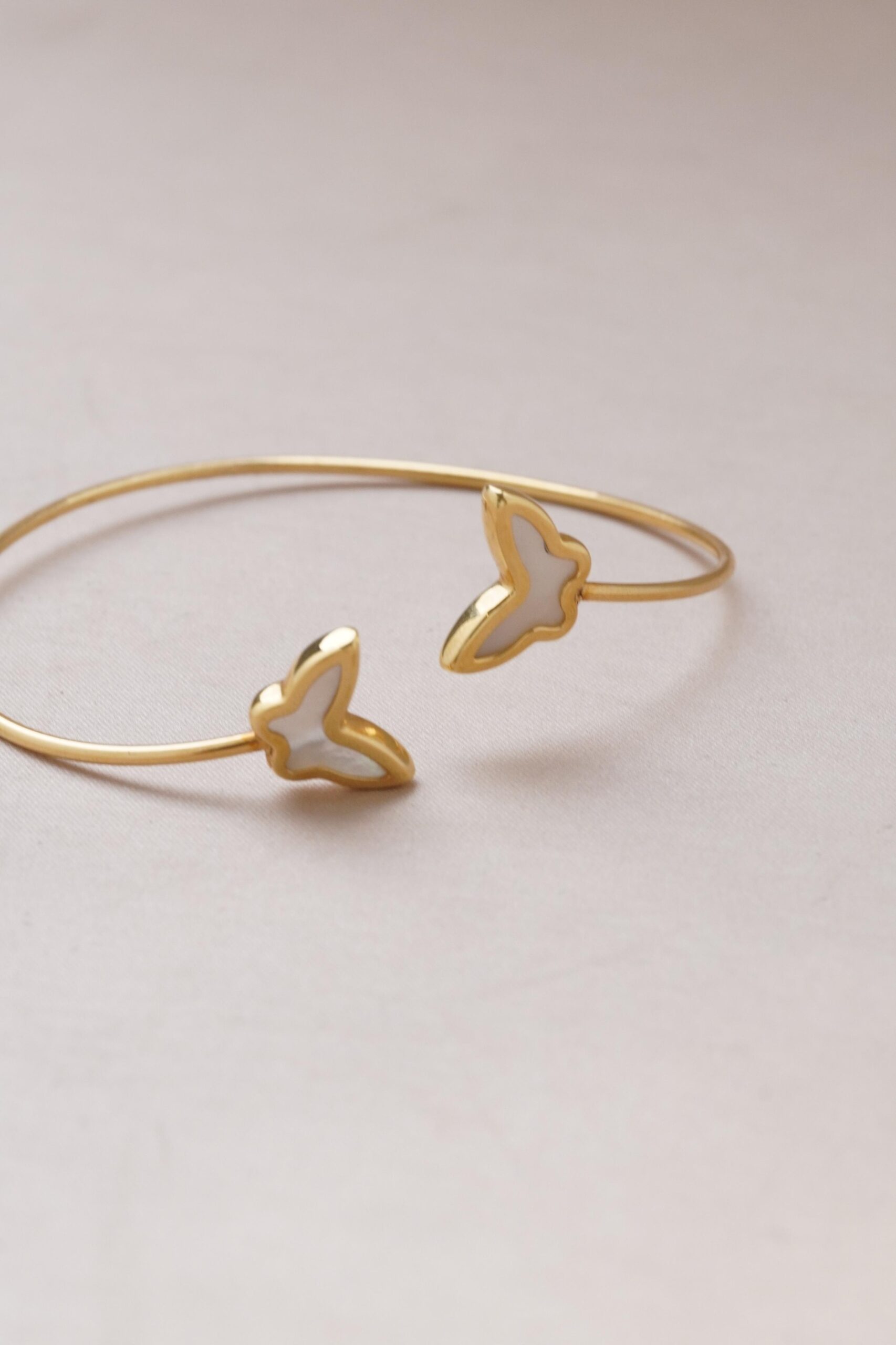 Pulsera rigida de mariposa madre perla