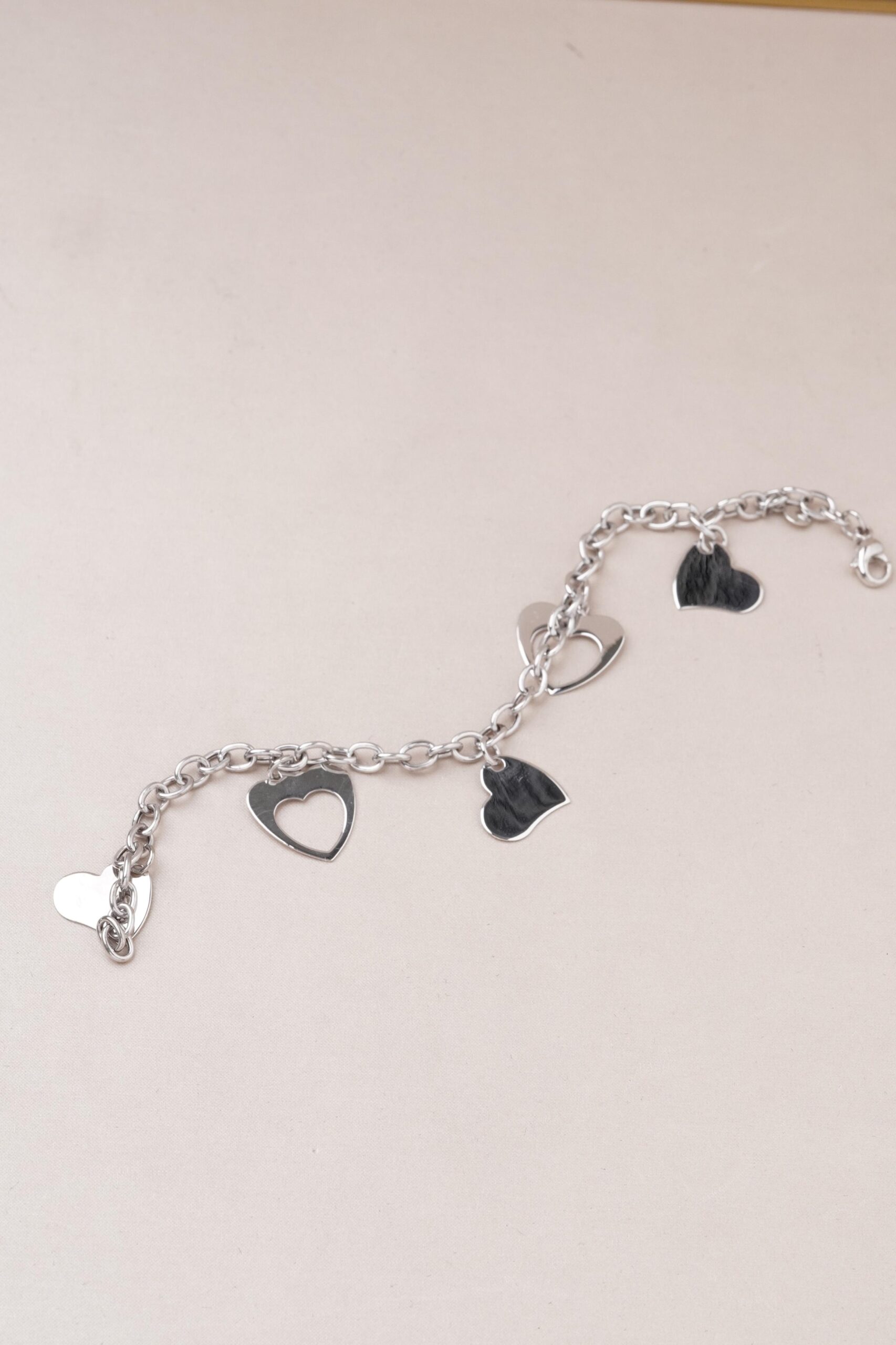 Pulsera corazones en oro blanco 18k