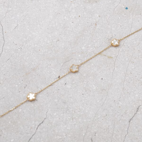 Pulsera de flores en madre perla y oro 18k