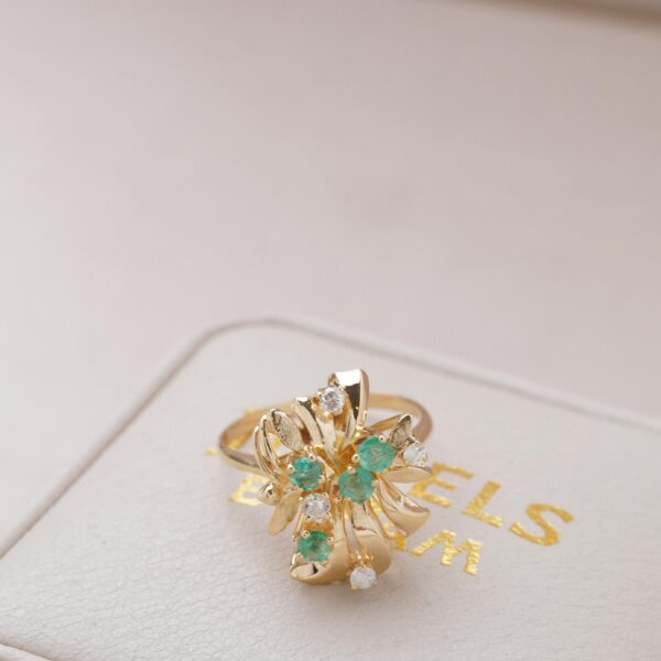 Anillo de oro amarillo con esmeraldas y diamantes