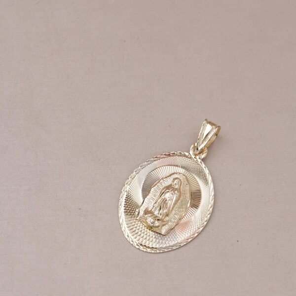Medalla de Virgen en oro amarillo 18k