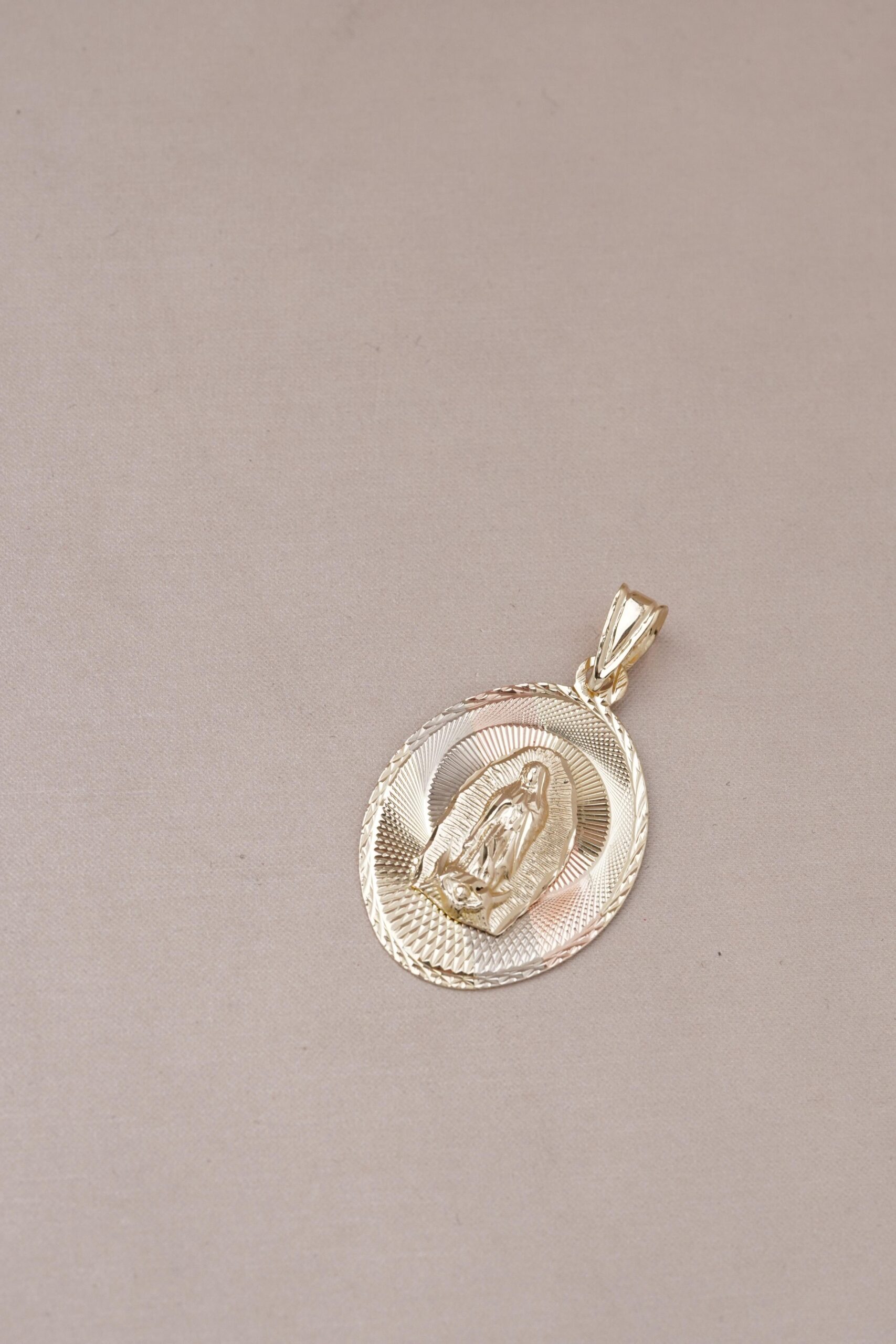 Medalla de Virgen en oro amarillo 18k