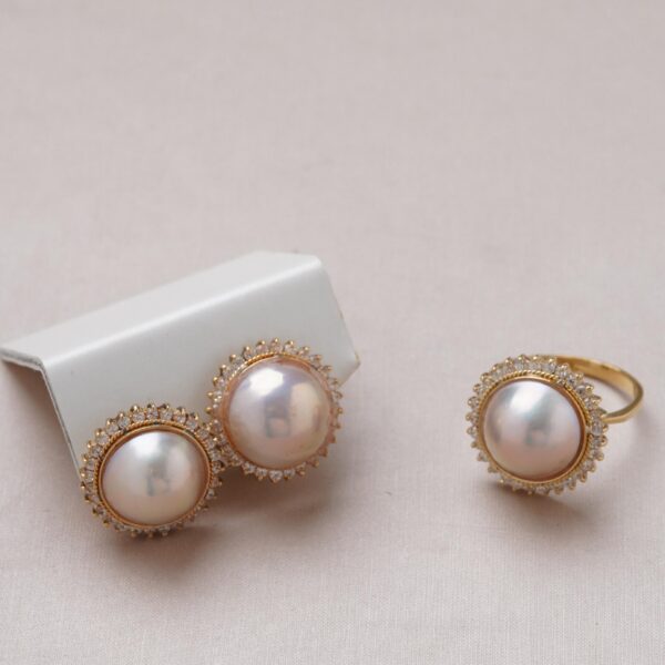 Aretes de perla con diamantes en oro amarillo