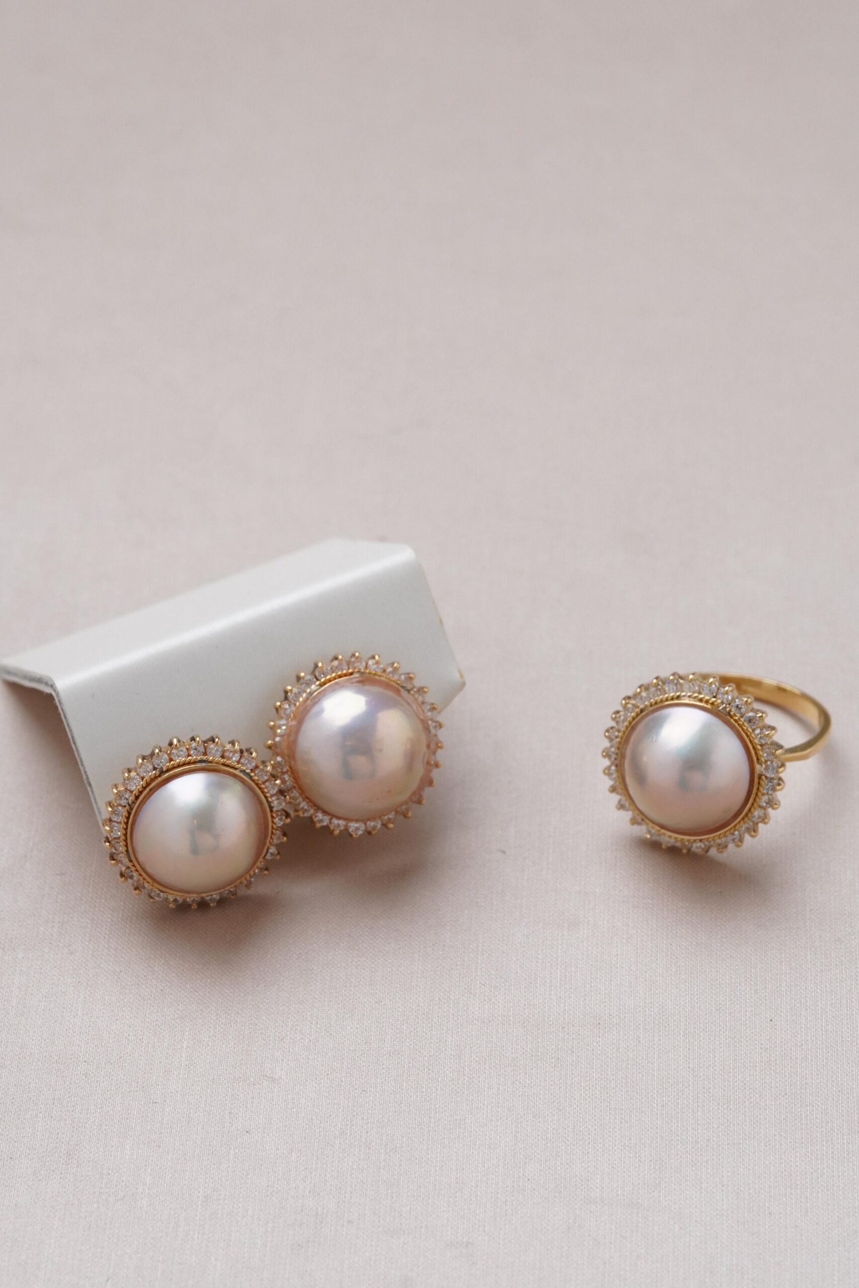 Aretes de perla con diamantes en oro amarillo