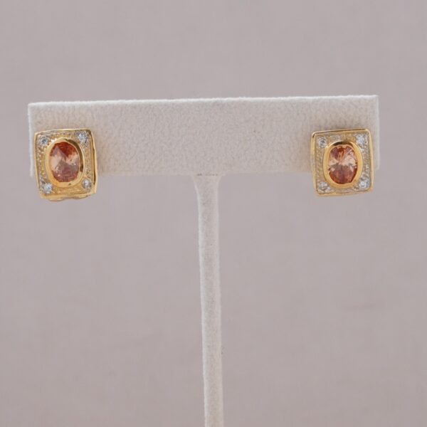 Aretes de oro amarillo y piedra granate