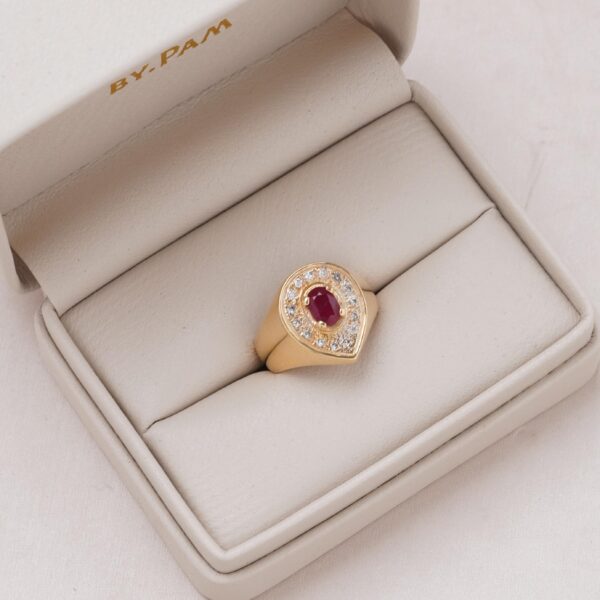 Anillo de oro 18k amarillo con Rubi central y diamantes