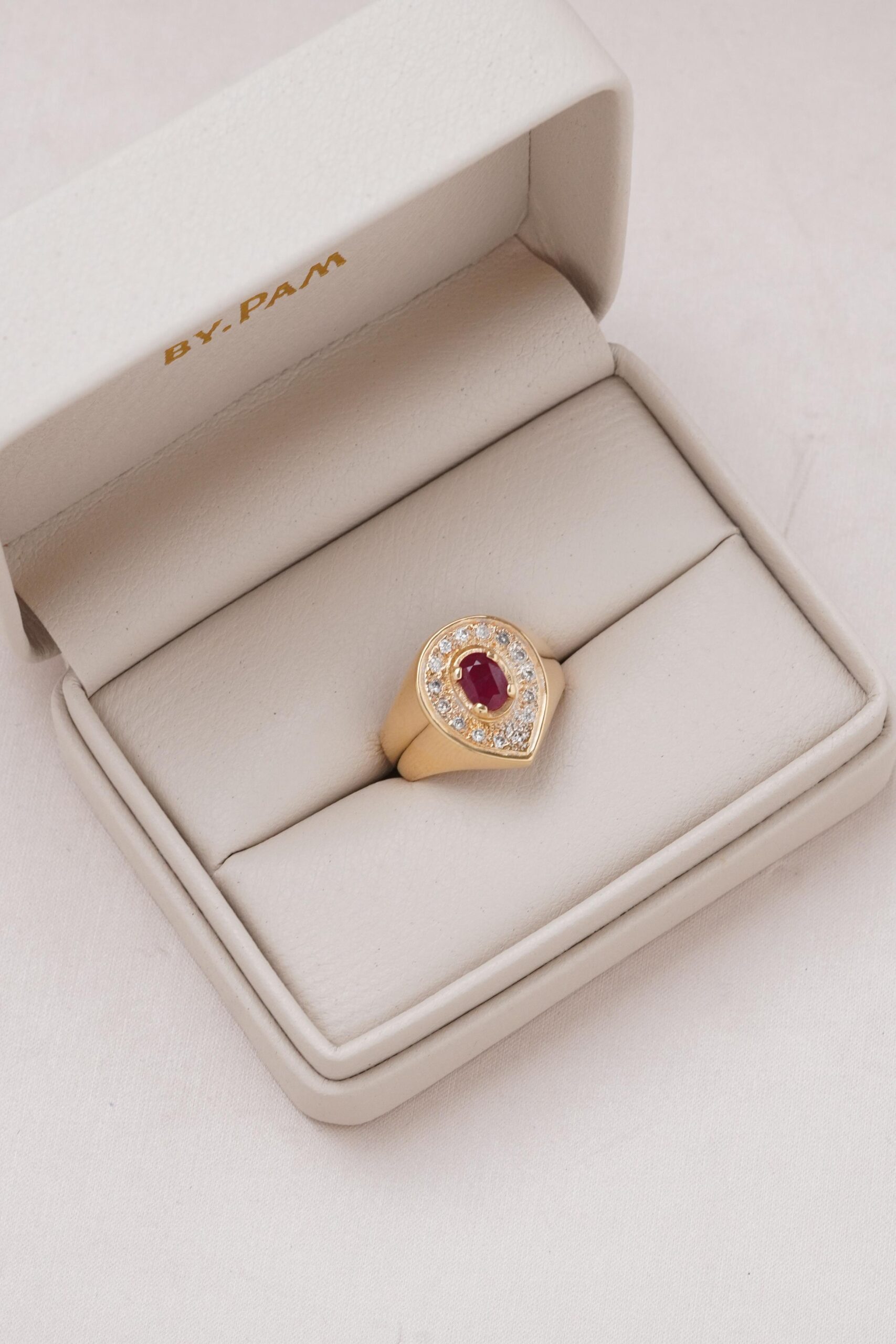 Anillo de oro 18k amarillo con Rubi central y diamantes