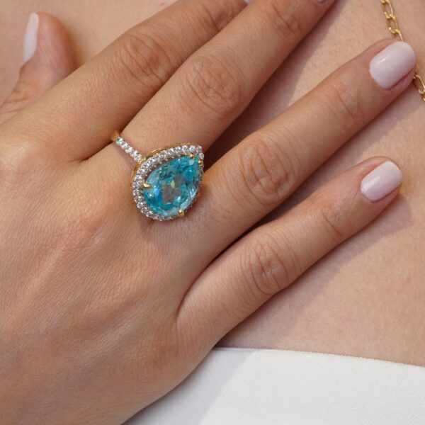 Anillo gota piedra aguamarina en oro amarillo