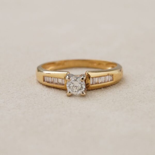 Anillo de compromiso con diamantes baguette