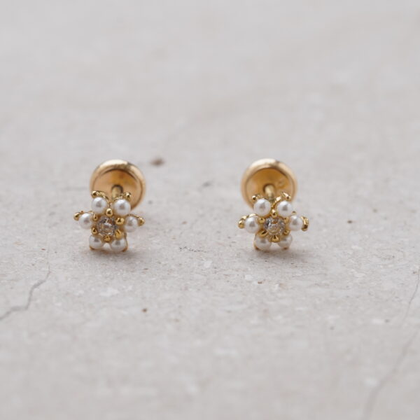 Aretes ortopedicos de flor de perlas blancas 18k