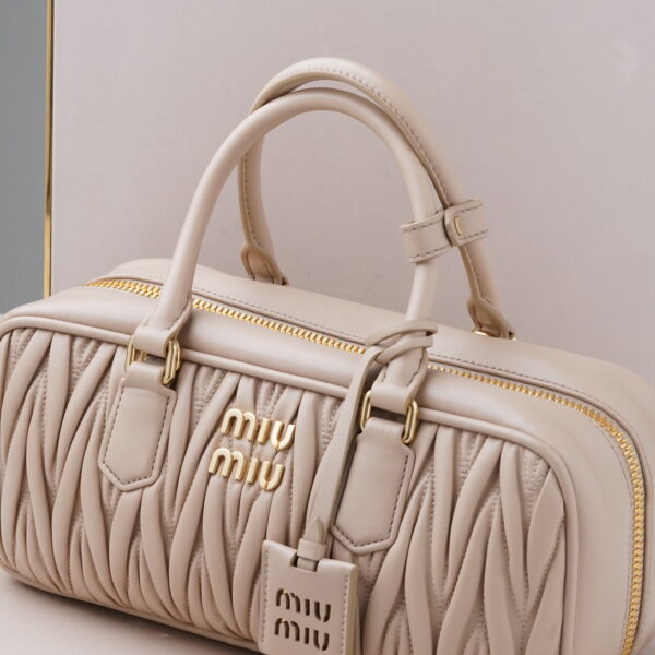 Arcadie de napa matelassé en tamaño grande color beige