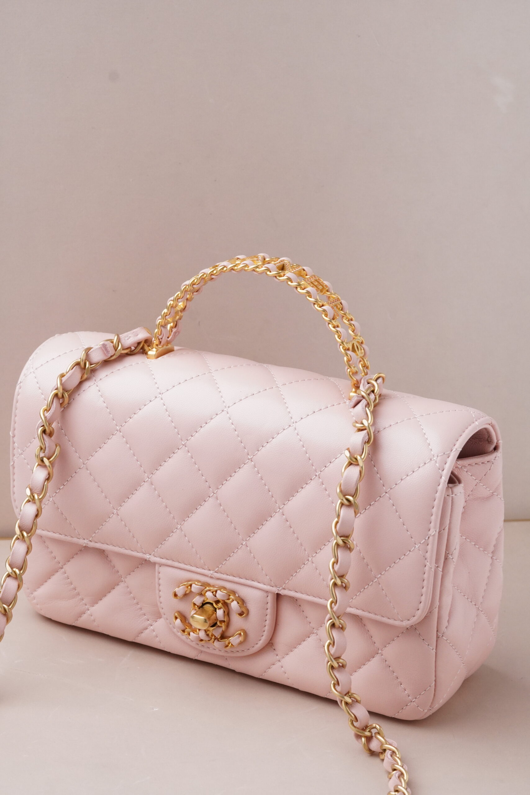 Pink Quilted Lambskin Crystal Mini Top Handle Flap Bag - Imagen 3