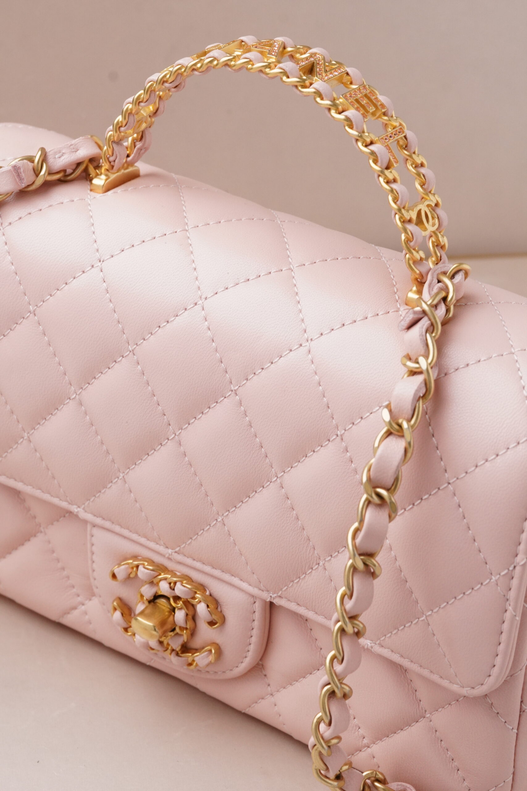Pink Quilted Lambskin Crystal Mini Top Handle Flap Bag - Imagen 4