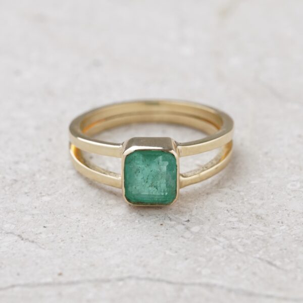 Anillo solitario de esmeralda en oro 18k