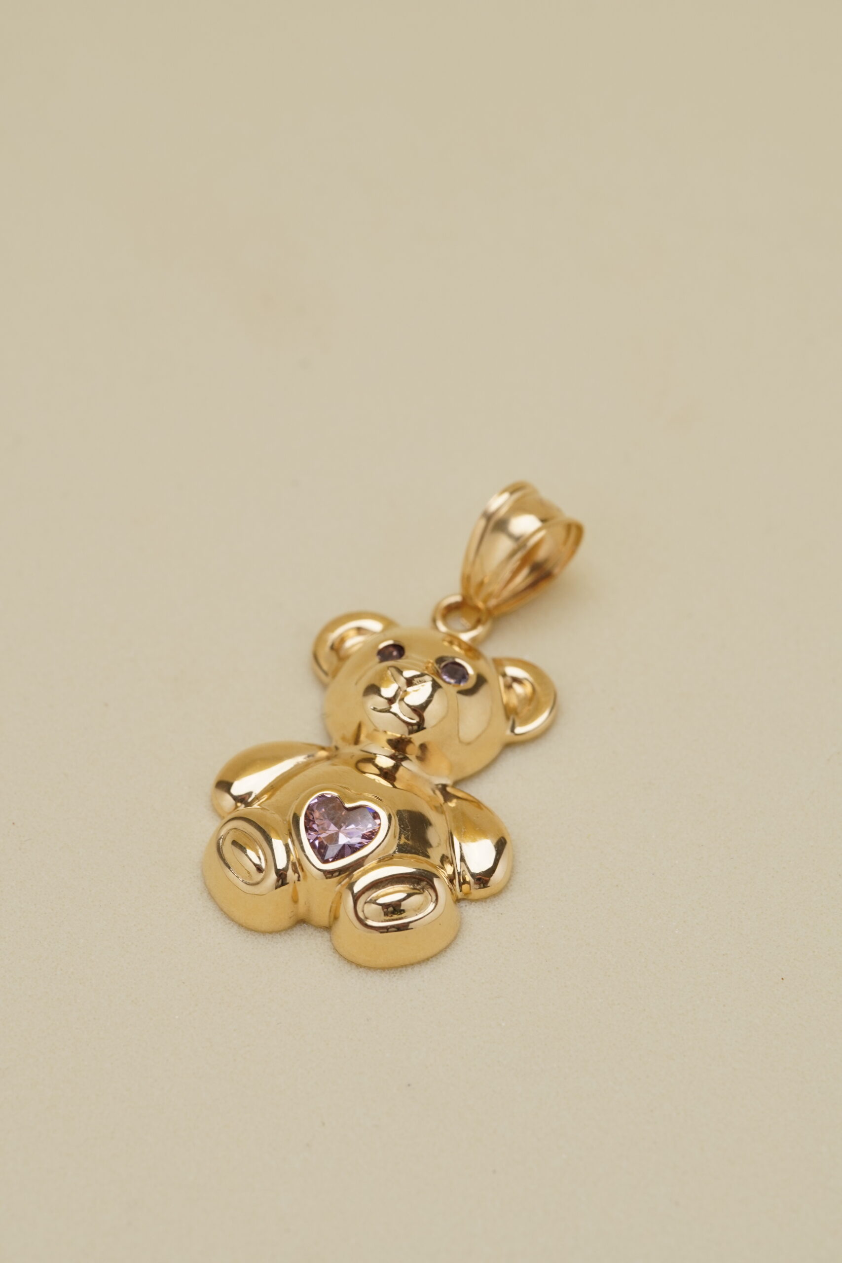Oso en oro amarillo con corazón central - Imagen 2
