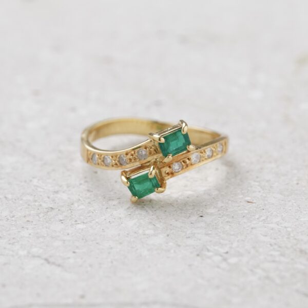Anillo de doble esmeralda con diamantes en oro 18k