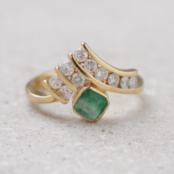 Anillo con esmeralda y diamantes en oro 18k