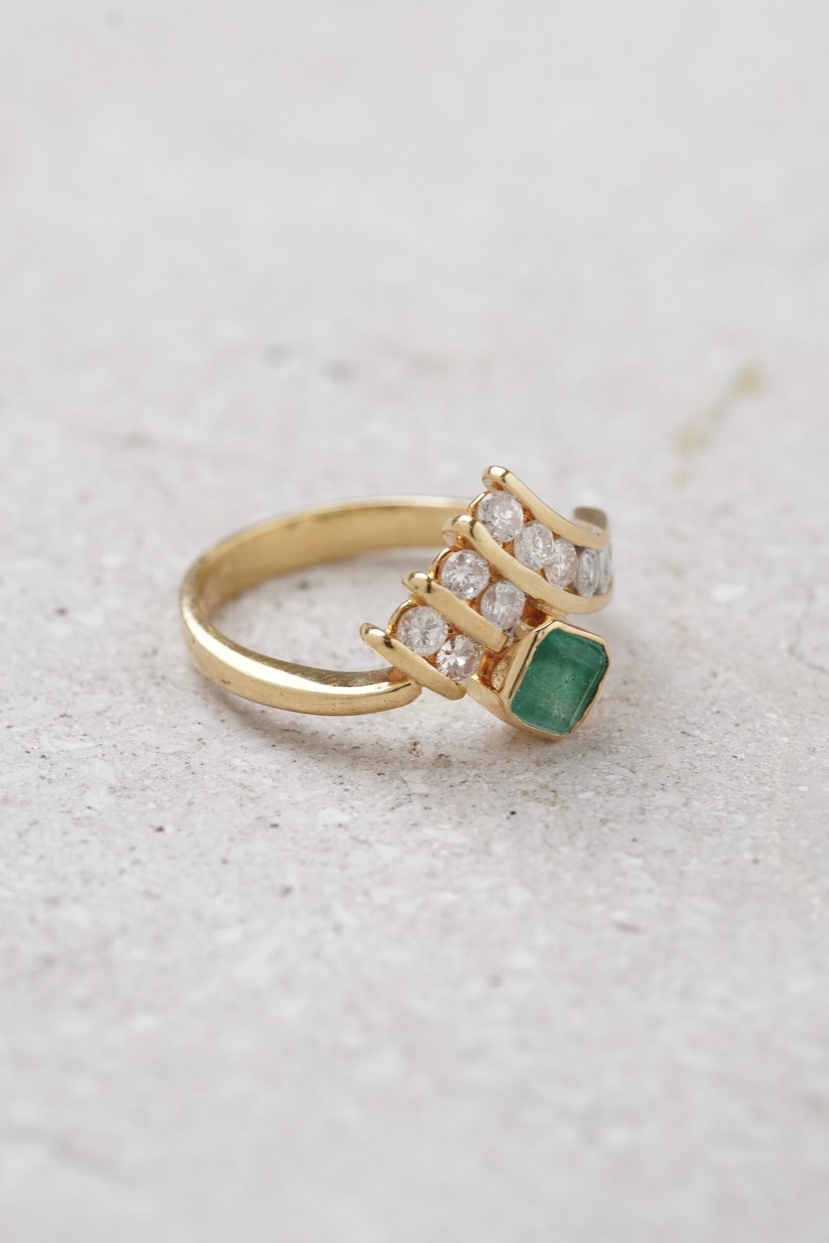 Anillo con esmeralda y diamantes en oro 18k - Imagen 2