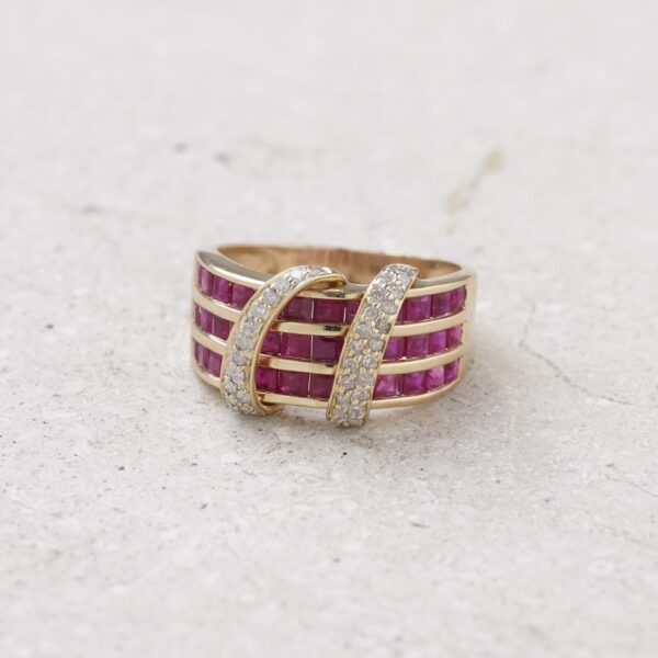 Anillo de rubies y diamantes en oro 14k