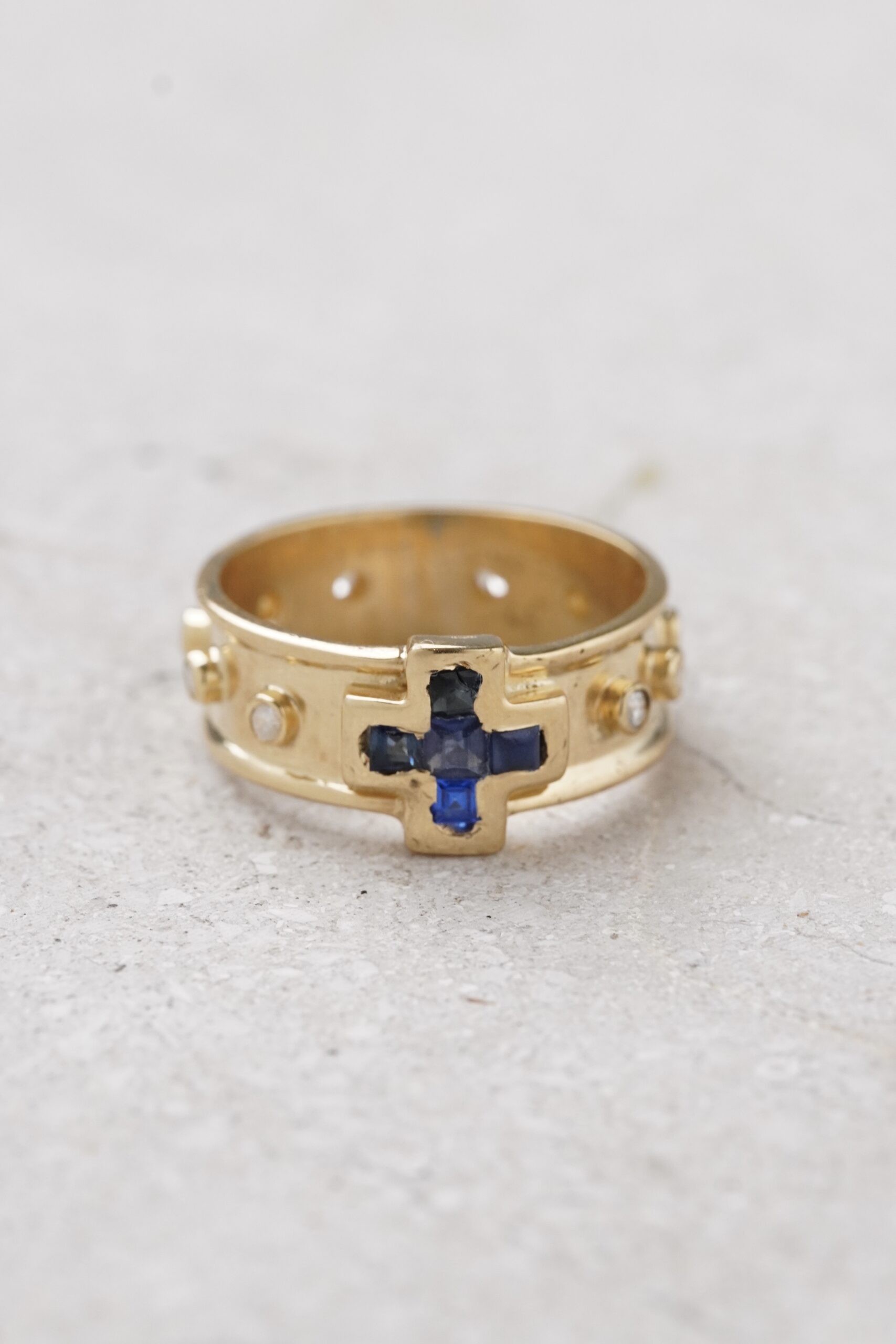 Anillo de cruz con oro 18k zafiros y diamantes