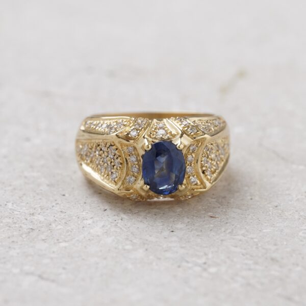 Anillo de zafiro con diamantes y oro amarillo