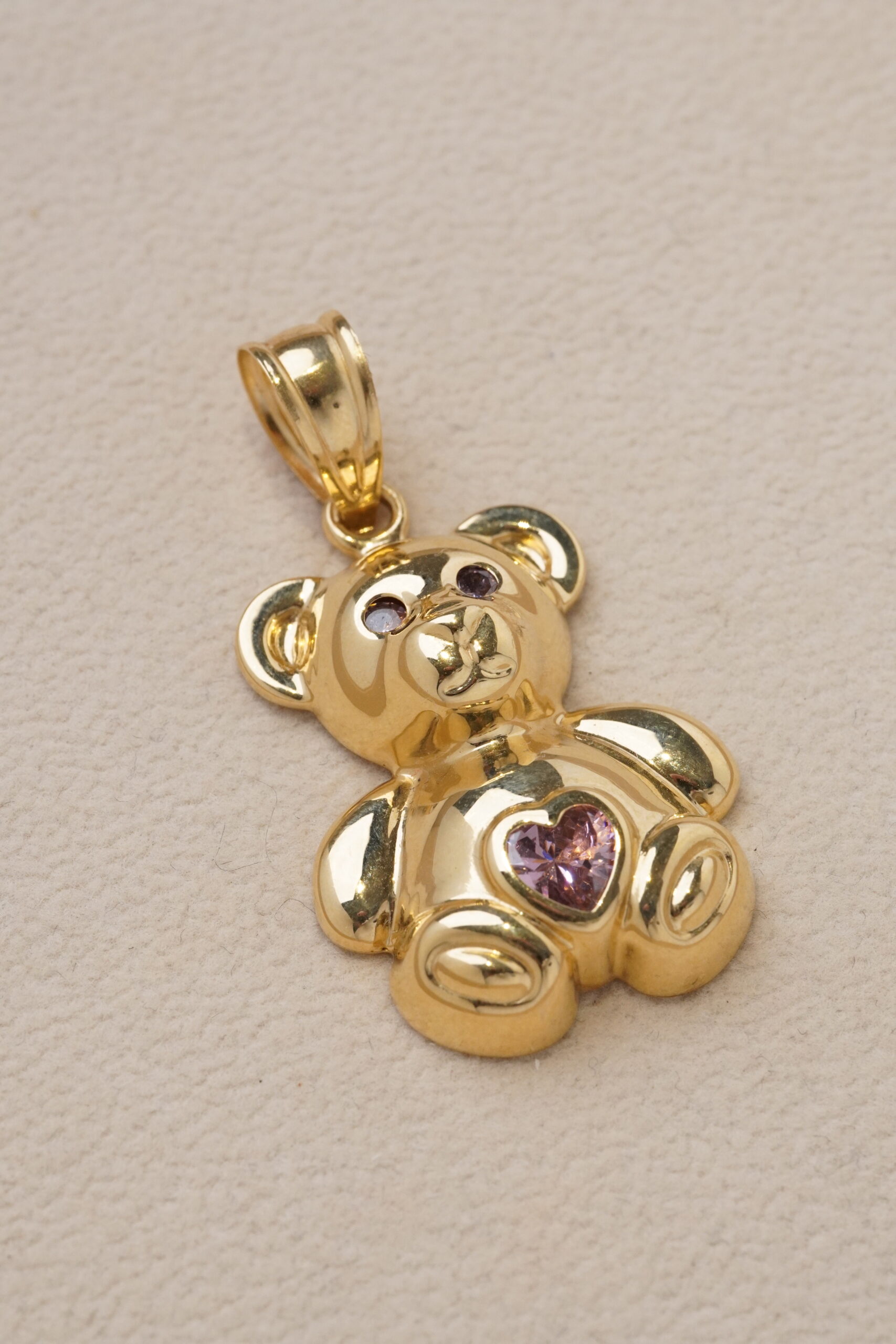 Oso en oro amarillo con corazón central