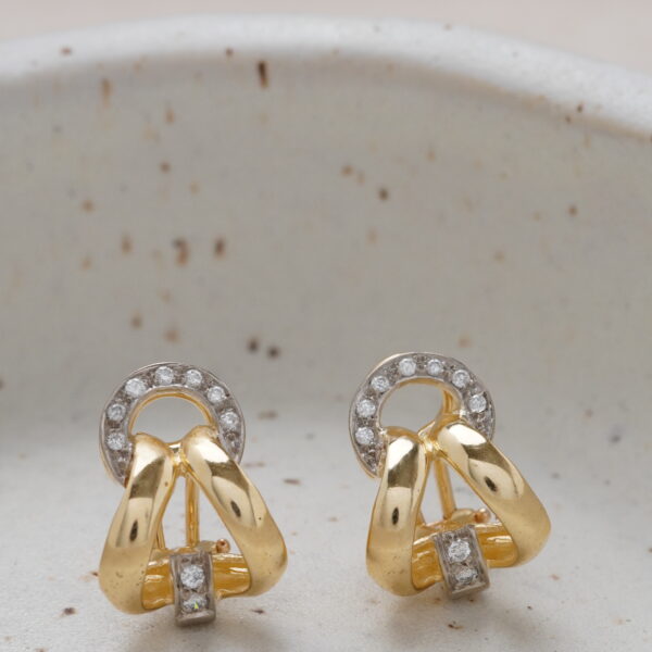 Aretes de oro amarillo con diamantes