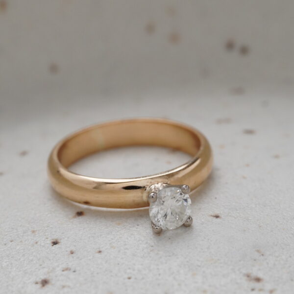 Anillo de diamante central en oro amarillo