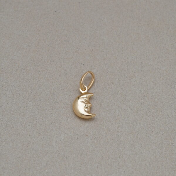 Luna con cara pequeña en oro 18k