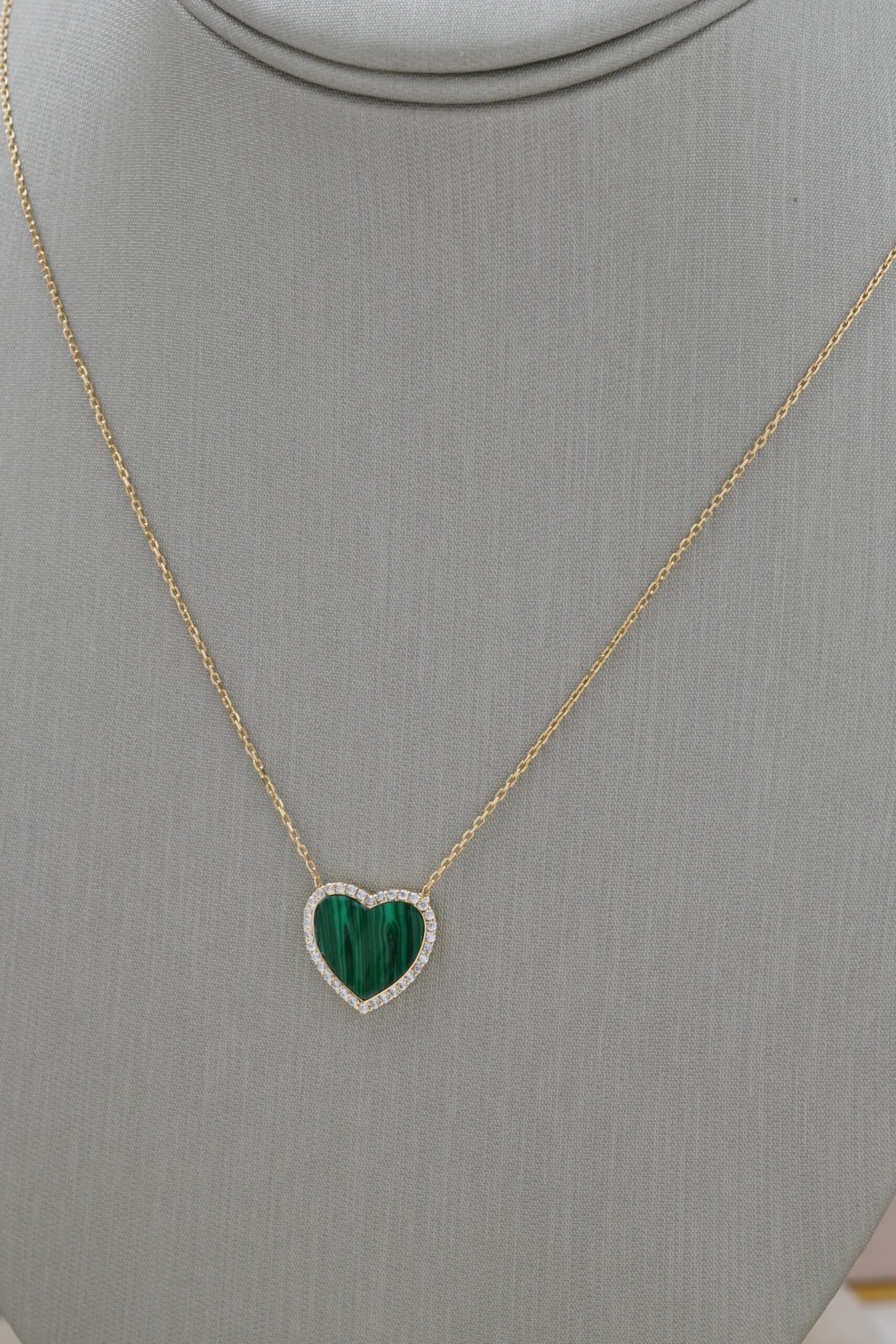 Collar corazón de malaquita en oro amrillo 18k
