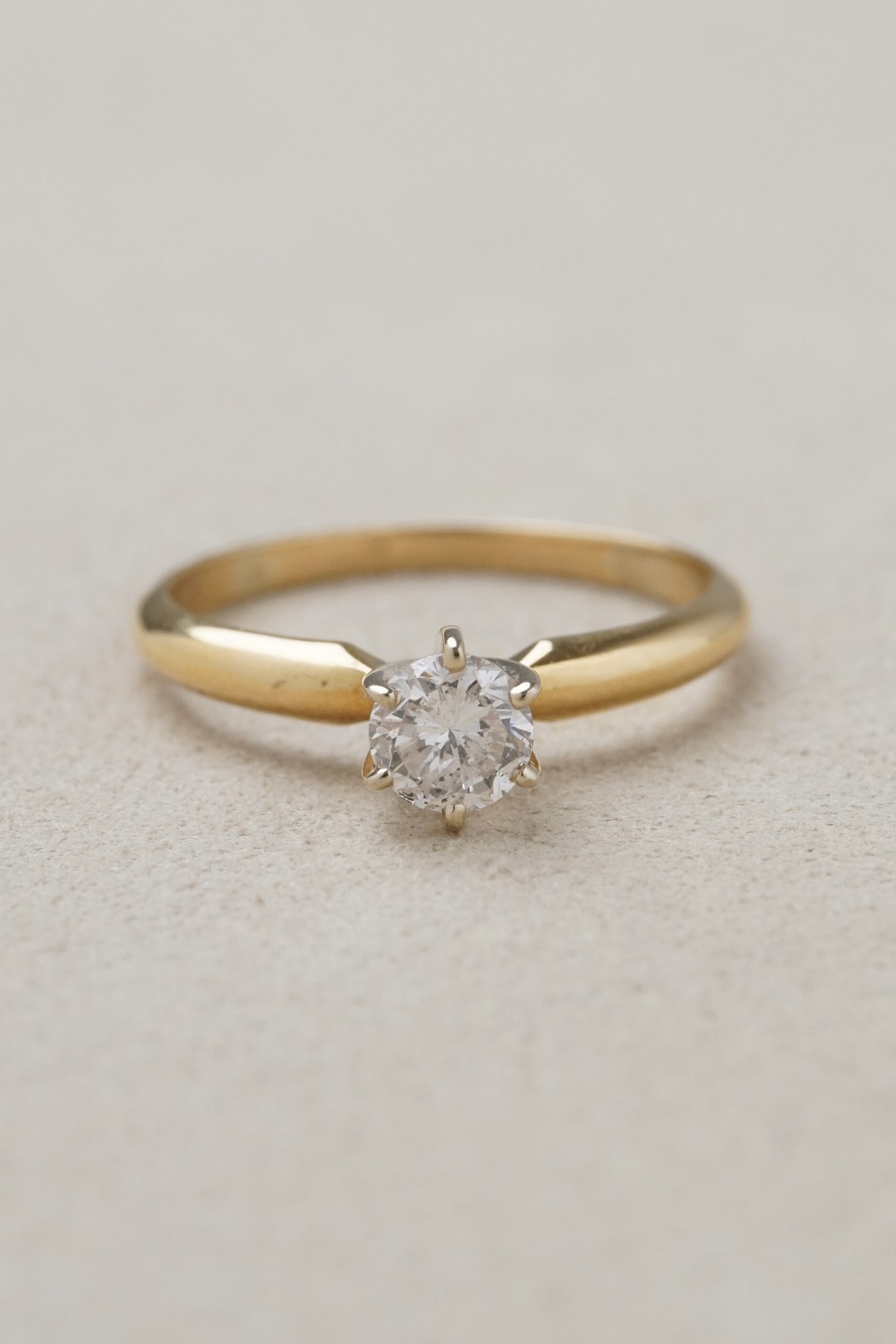 Anillo de diamante en oro amarillo