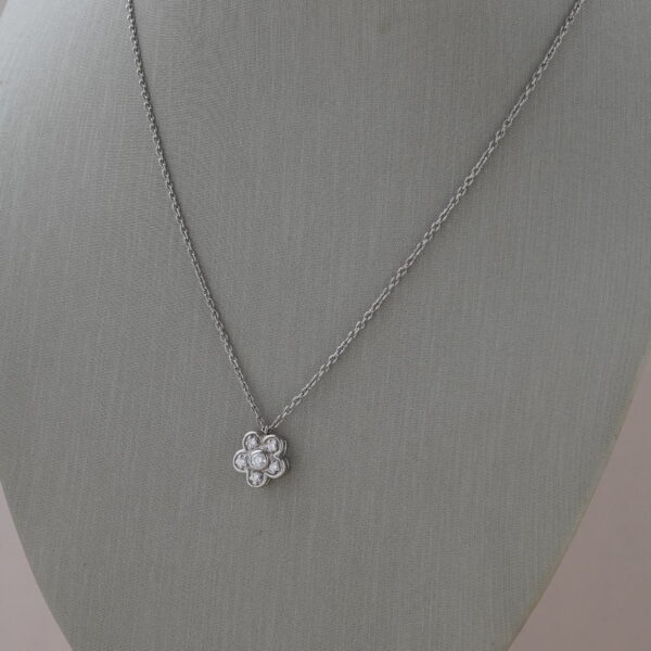 Collar de flor en oro blanco 18k