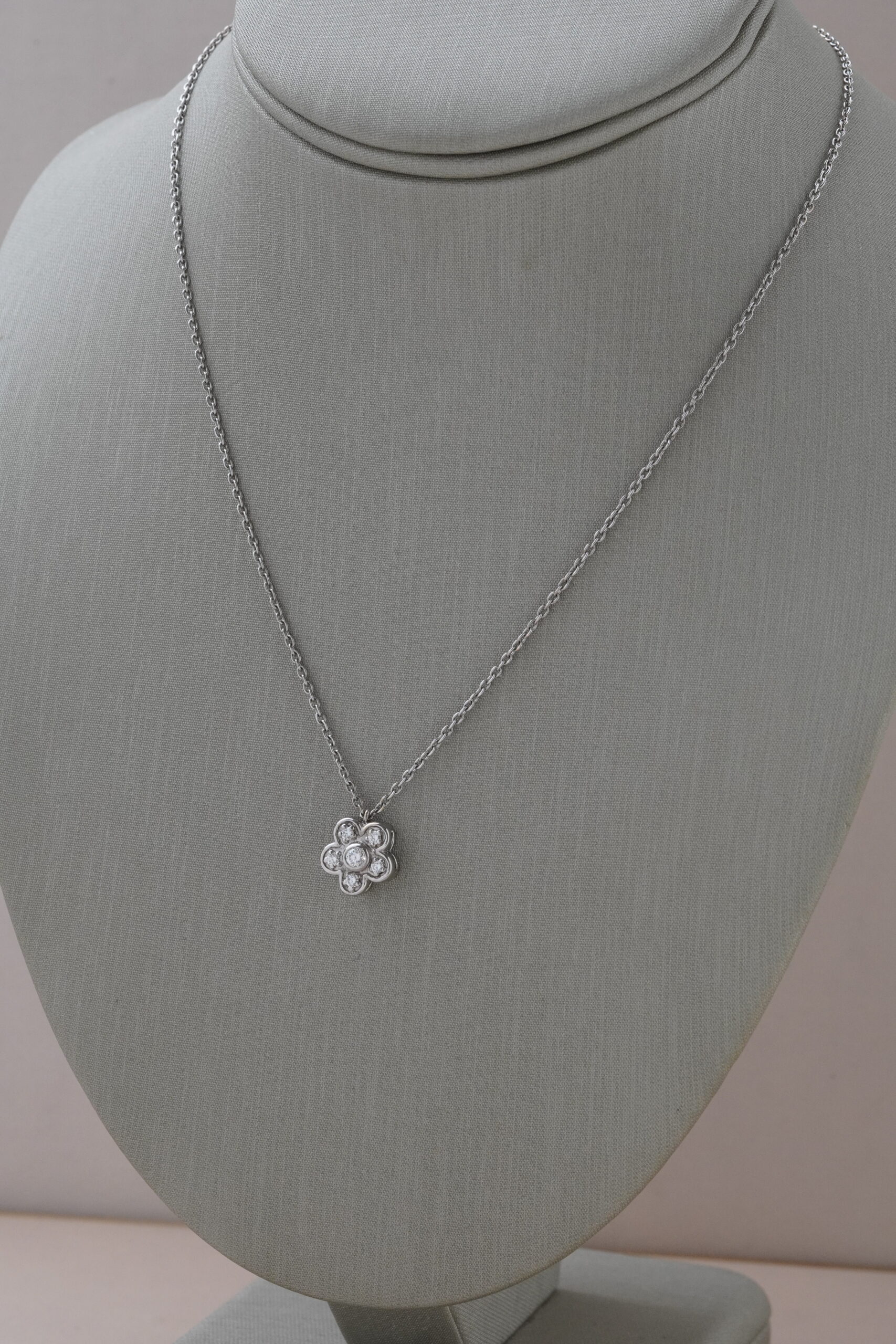 Collar de flor en oro blanco 18k