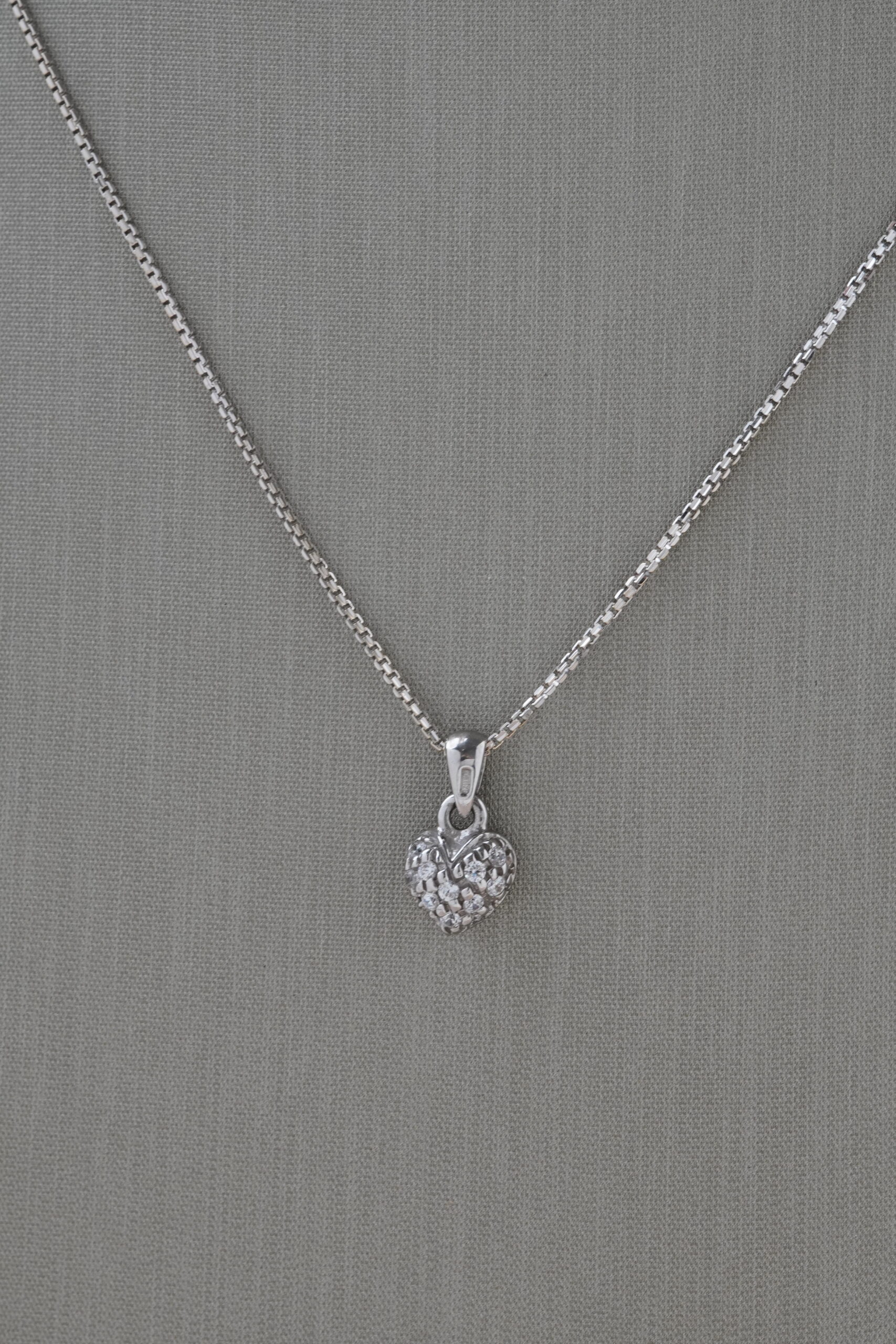 Collar de corazón oro blanco