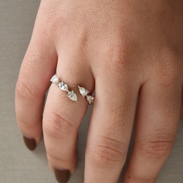 Anillo de varios diamantes en oro blanco