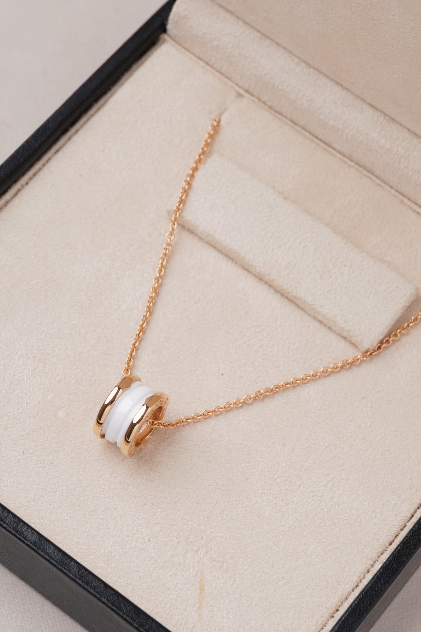 Collar Bulgari de ceramica blanco de oro amarillo