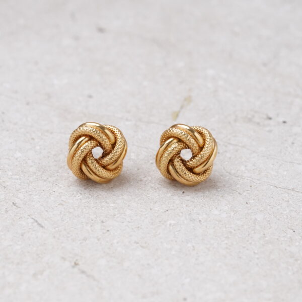 Studs nudos punteados