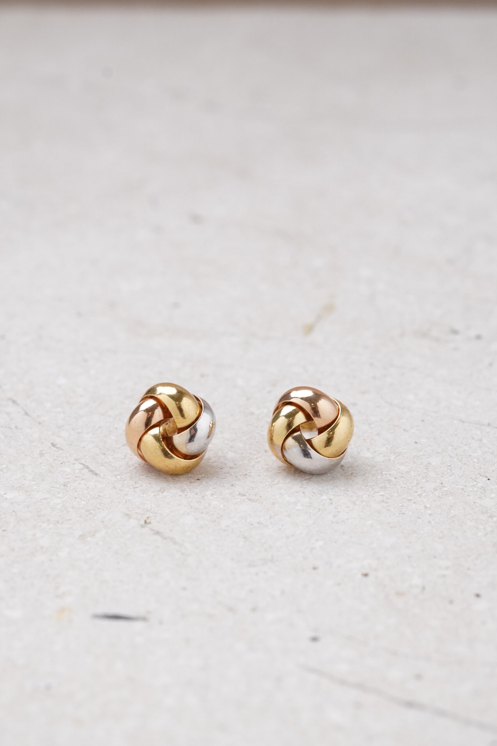 Aretes nudo liso de 3 oros