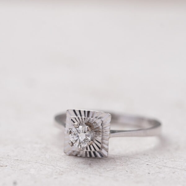 Anillo en oro blanco con diamante central 0.20CT