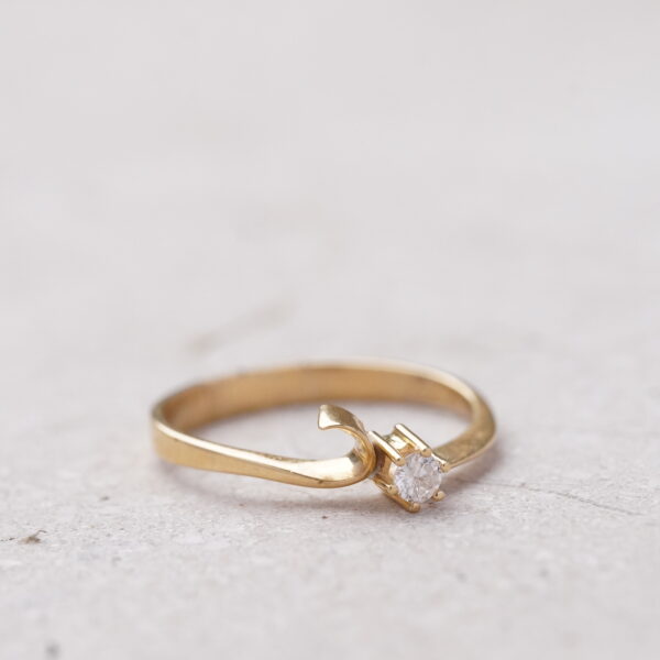 Diamante solitario de 0.10CT en oro amarillo