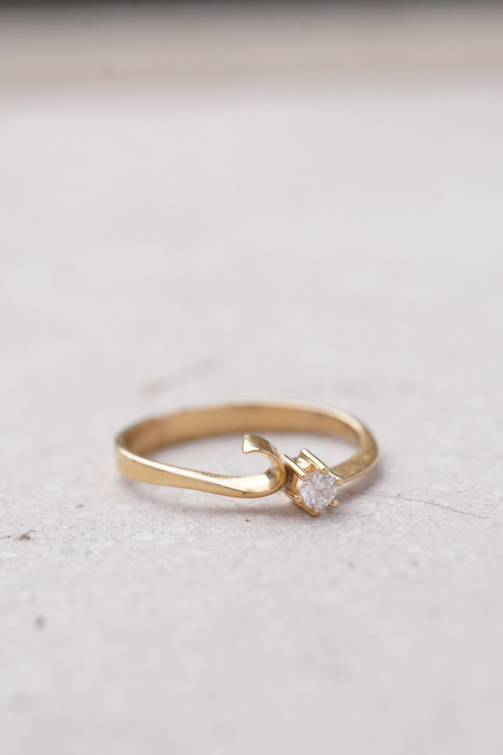 Diamante solitario de 0.10CT en oro amarillo