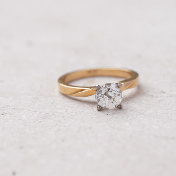 Anillo diamante solitario en oro amarillo con uñas en oro blanco 0.75CT